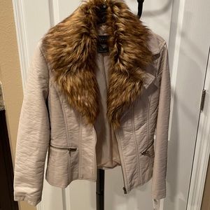 Fuax Fur Ivory Jacket with fur Collar!
